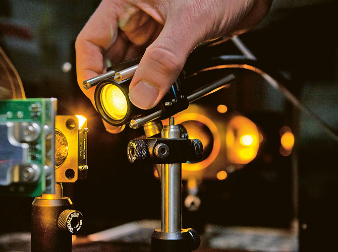 Main manipulant une lampe