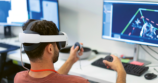 Personne avec un casque de réalitée virtuelle